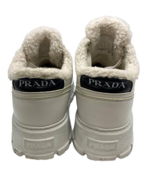PRADA（プラダ）PRADA (プラダ) トライアングルロゴボア スニーカー ホワイト サイズ:SIZE 35 1/2の古着・服飾アイテム