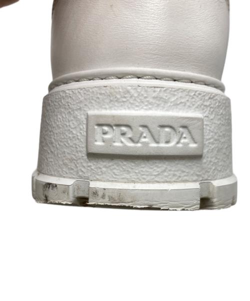 PRADA（プラダ）PRADA (プラダ) トライアングルロゴボア スニーカー ホワイト サイズ:SIZE 35 1/2の古着・服飾アイテム