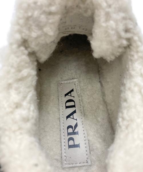 PRADA（プラダ）PRADA (プラダ) トライアングルロゴボア スニーカー ホワイト サイズ:SIZE 35 1/2の古着・服飾アイテム