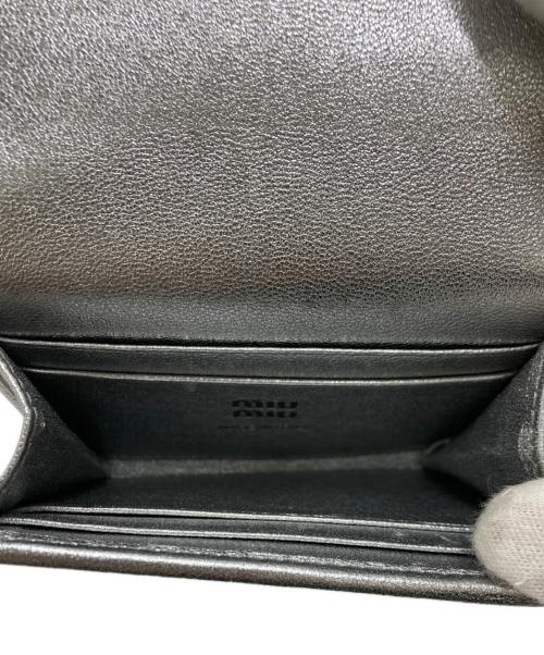 MIU MIU（ミュウミュウ）MIU MIU (ミュウミュウ) チェーンショルダー付カードケース グレー サイズ:実寸サイズをご参照下さい。の古着・服飾アイテム