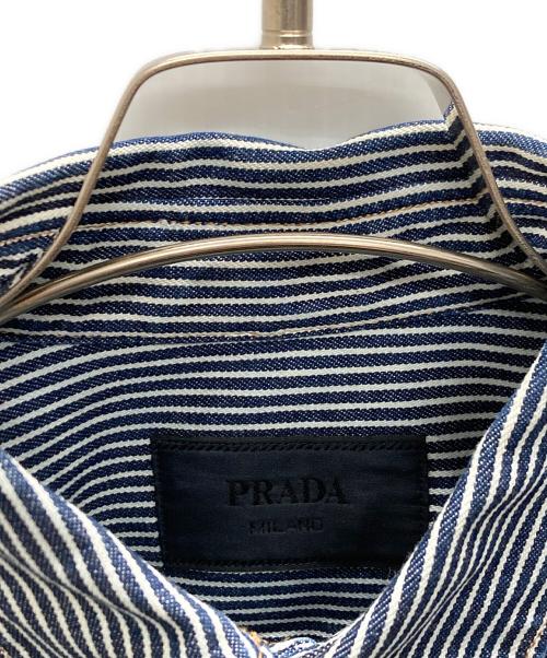 PRADA（プラダ）PRADA (プラダ) トライアングルロゴ ブルーストライプ ヒッコリーデニムシャツ ホワイト×ブルー サイズ:Mの古着・服飾アイテム
