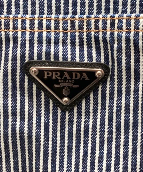 PRADA（プラダ）PRADA (プラダ) トライアングルロゴ ブルーストライプ ヒッコリーデニムシャツ ホワイト×ブルー サイズ:Mの古着・服飾アイテム