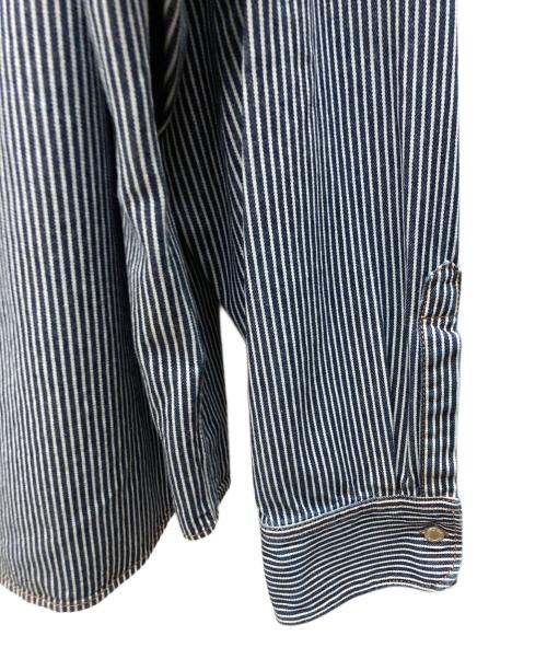 PRADA（プラダ）PRADA (プラダ) トライアングルロゴ ブルーストライプ ヒッコリーデニムシャツ ホワイト×ブルー サイズ:Mの古着・服飾アイテム