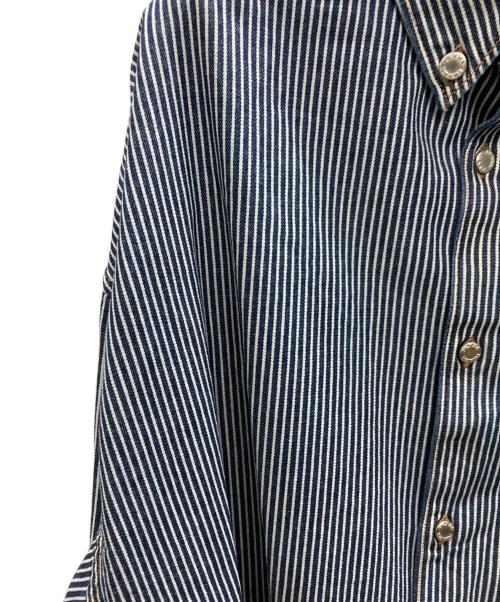 PRADA（プラダ）PRADA (プラダ) トライアングルロゴ ブルーストライプ ヒッコリーデニムシャツ ホワイト×ブルー サイズ:Mの古着・服飾アイテム