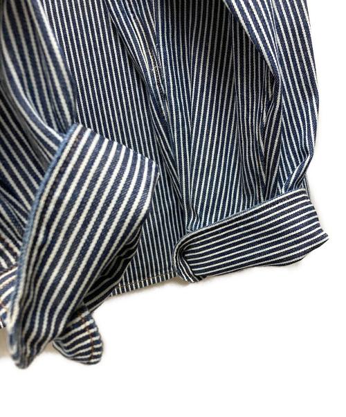 PRADA（プラダ）PRADA (プラダ) トライアングルロゴ ブルーストライプ ヒッコリーデニムシャツ ホワイト×ブルー サイズ:Mの古着・服飾アイテム