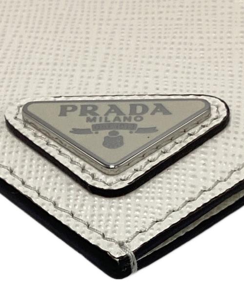 PRADA（プラダ）PRADA (プラダ) サフィアーノトライアングルカードケース ホワイトの古着・服飾アイテム