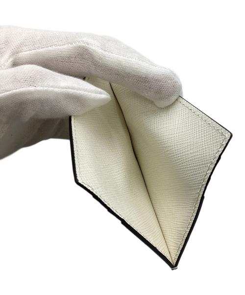 PRADA（プラダ）PRADA (プラダ) サフィアーノトライアングルカードケース ホワイトの古着・服飾アイテム