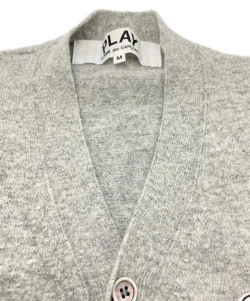 PLAY COMME des GARCONS（プレイコムデギャルソン）PLAY COMME des GARCONS (プレイコムデギャルソン) ニットカーディガン グレー サイズ:SIZE Mの古着・服飾アイテム