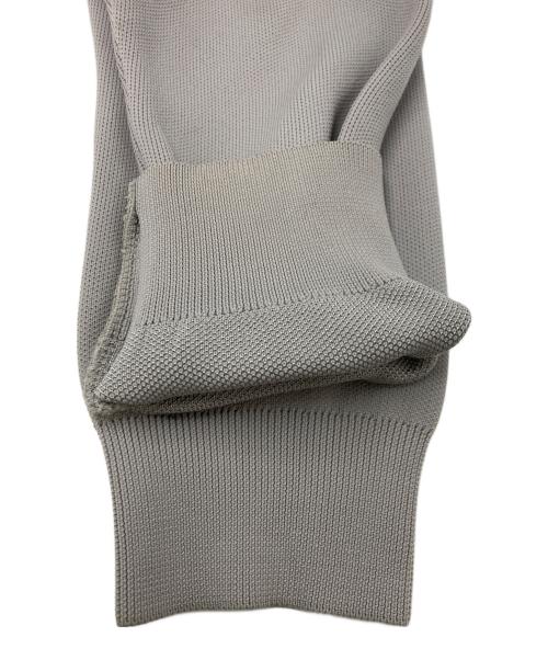 1piu1uguale3 GOLF（ウノ ピゥ ウノ ウグァーレ トレ ゴルフ）1piu1uguale3 GOLF (ウノ ピゥ ウノ ウグァーレ トレ ゴルフ) R-NECK KNIT PLAIN BACK CIRCLE グレー サイズ:SIZE 3の古着・服飾アイテム