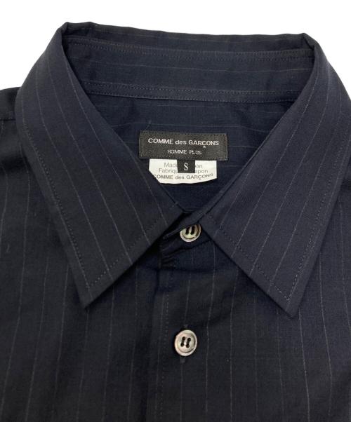 COMME des GARCONS HOMME PLUS（コムデギャルソンオムプリュス）COMME des GARCONS HOMME PLUS (コムデギャルソンオムプリュス) フロントポケット フォーマル ストライプ 長袖シャツ ネイビー サイズ:SIZES Sの古着・服飾アイテム