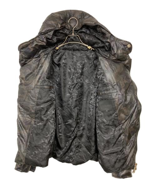 ISAMU KATAYAMA BACKLASH（イサムカタヤマ･バックラッシュ）ISAMU KATAYAMA BACKLASH (イサムカタヤマ・バックラッシュ) RAWLIFE (ロウライフ) 別注カモフラージュ鹿革レザーダウンジャケット ブラック サイズ:SIZE Lの古着・服飾アイテム