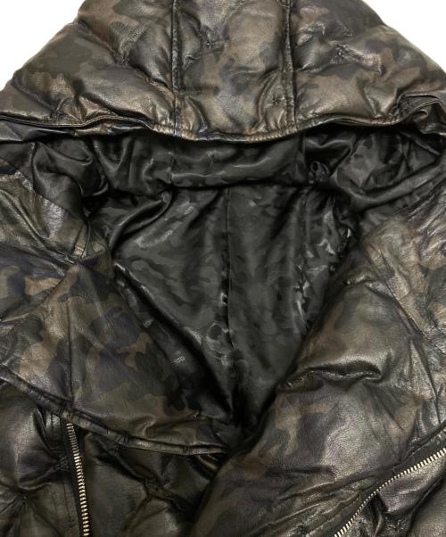 ISAMU KATAYAMA BACKLASH（イサムカタヤマ･バックラッシュ）ISAMU KATAYAMA BACKLASH (イサムカタヤマ・バックラッシュ) RAWLIFE (ロウライフ) 別注カモフラージュ鹿革レザーダウンジャケット ブラック サイズ:SIZE Lの古着・服飾アイテム