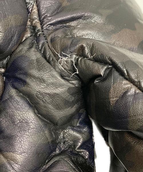 ISAMU KATAYAMA BACKLASH（イサムカタヤマ･バックラッシュ）ISAMU KATAYAMA BACKLASH (イサムカタヤマ・バックラッシュ) RAWLIFE (ロウライフ) 別注カモフラージュ鹿革レザーダウンジャケット ブラック サイズ:SIZE Lの古着・服飾アイテム