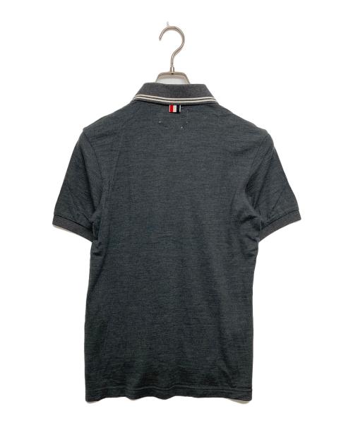 Thom Browne（トムブラウン）Thom Browne (トムブラウン) ポロシャツ グレー サイズ:SIZE Lの古着・服飾アイテム