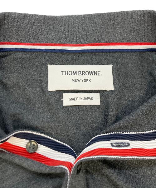 Thom Browne（トムブラウン）Thom Browne (トムブラウン) ポロシャツ グレー サイズ:SIZE Lの古着・服飾アイテム