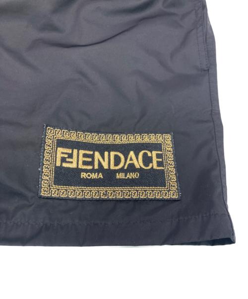 FENDI（フェンディ）FENDI (フェンディ) VERSACE (ヴェルサーチェ) Fendace Logo Mid-Length Swim Shorts ブラック サイズ:50の古着・服飾アイテム