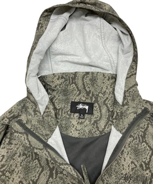 stussy（ステューシー）stussy (ステューシー) BEACH SHELL SNAKE PRINT NYLON/ジャケット カーキ サイズ:SIZE XLの古着・服飾アイテム