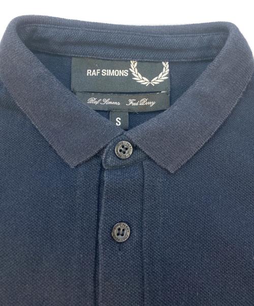 FRED PERRY（フレッドペリー）FRED PERRY (フレッドペリー) RAF SIMONS (ラフシモンズ) ポロシャツ ネイビー サイズ:SIZE Sの古着・服飾アイテム