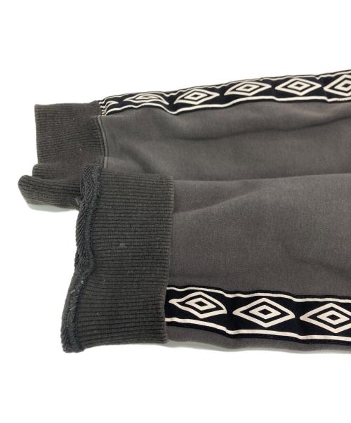 UMBRO（アンブロ）UMBRO (アンブロ) BASICKS (ベイシックス) Track Sweat Shirt グレー サイズ:SIZE Sの古着・服飾アイテム