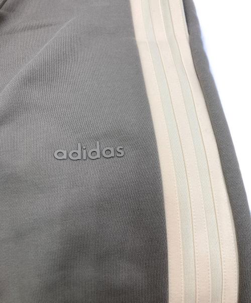 adidas（アディダス）adidas (アディダス) FEAR OF GOD (フィア・オブ・ゴッド) スウェットパンツ カーキ サイズ:M 未使用品の古着・服飾アイテム