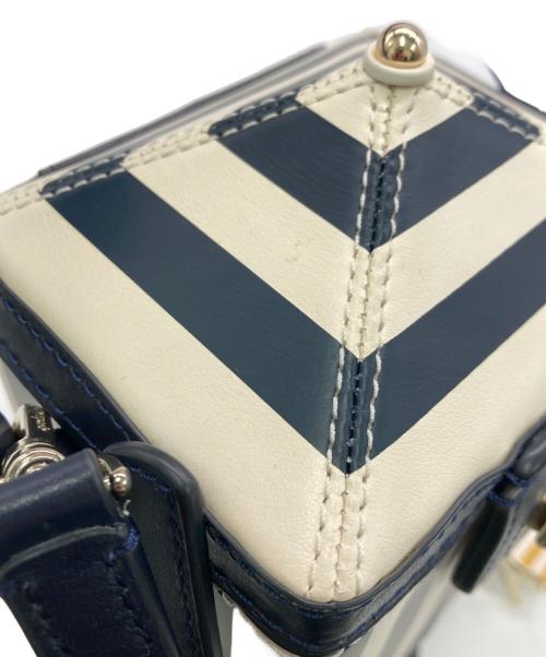 Kate Spade（ケイトスペード）Kate Spade (ケイトスペード) サンキス スムースレザー ストライプ プリント 3D テント サングラス ショルダーバッグ ホワイト×ベージュの古着・服飾アイテム