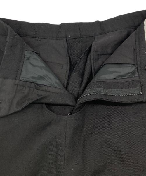 JOHN LAWRENCE SULLIVAN（ジョン ローレンス サリバン）JOHN LAWRENCE SULLIVAN (ジョン ローレンス サリバン) WOOL GABARDINE LAYERED TROUSERS ブラック サイズ:SIZE 44の古着・服飾アイテム