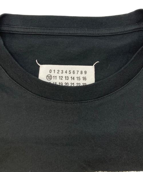 Maison Margiela（メゾンマルジェラ）Maison Margiela (メゾンマルジェラ) ロゴプリント入り アートパッチ装飾 クルーネックTシャツ ブラック サイズ:SIZE46の古着・服飾アイテム