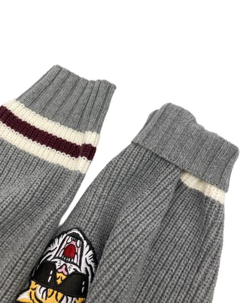 darich（ダーリッチ）darich (ダーリッチ) カレッジワッペンVネックニットカーディガン グレー サイズ:SIZE FREEの古着・服飾アイテム