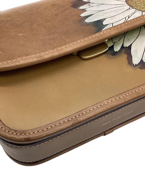 COACH（コーチ）COACH (コーチ) KOKI (コウキ) ローグ トップ ハンドル オリジナル ナチュラル レザー ウィズ デイジー ブラウンの古着・服飾アイテム