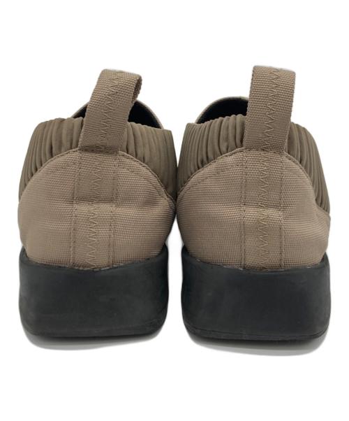 HOMME PLISSE ISSEY MIYAKE（オム プリッセ イッセイ ミヤケ）HOMME PLISSE ISSEY MIYAKE (オム プリッセ イッセイ ミヤケ) サイドプリーツスリッポン ベージュ サイズ:SIZE 28cmの古着・服飾アイテム