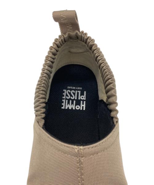 HOMME PLISSE ISSEY MIYAKE（オム プリッセ イッセイ ミヤケ）HOMME PLISSE ISSEY MIYAKE (オム プリッセ イッセイ ミヤケ) サイドプリーツスリッポン ベージュ サイズ:SIZE 28cmの古着・服飾アイテム