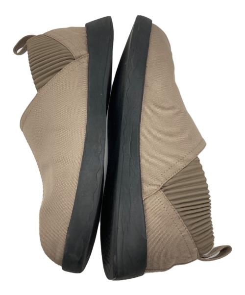 HOMME PLISSE ISSEY MIYAKE（オム プリッセ イッセイ ミヤケ）HOMME PLISSE ISSEY MIYAKE (オム プリッセ イッセイ ミヤケ) サイドプリーツスリッポン ベージュ サイズ:SIZE 28cmの古着・服飾アイテム