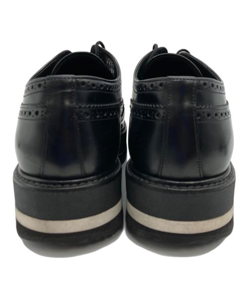 PRADA（プラダ）PRADA (プラダ) メダリオン ウィングチップ レザー ダービーシューズ ブラック サイズ:7の古着・服飾アイテム