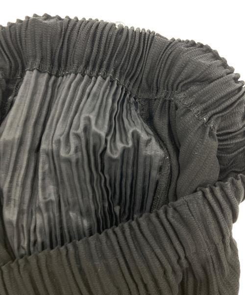 HOMME PLISSE ISSEY MIYAKE（オム プリッセ イッセイ ミヤケ）HOMME PLISSE ISSEY MIYAKE (オム プリッセ イッセイ ミヤケ) ハーフパンツ ブラック サイズ:SIZE 3の古着・服飾アイテム