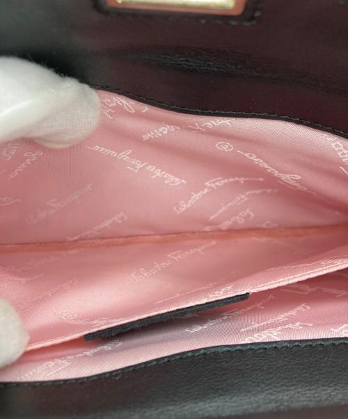 Salvatore Ferragamo（サルヴァトーレ フェラガモ）Salvatore Ferragamo (サルヴァトーレ フェラガモ) パテントレザーチェーンショルダーバッグ ブラック サイズ:実寸サイズをご参照下さい。の古着・服飾アイテム