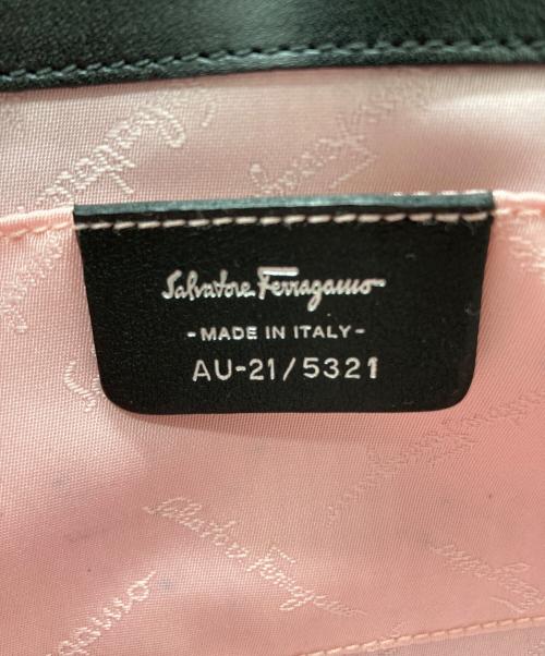 Salvatore Ferragamo（サルヴァトーレ フェラガモ）Salvatore Ferragamo (サルヴァトーレ フェラガモ) パテントレザーチェーンショルダーバッグ ブラック サイズ:実寸サイズをご参照下さい。の古着・服飾アイテム