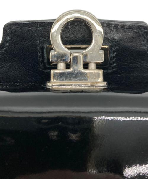 Salvatore Ferragamo（サルヴァトーレ フェラガモ）Salvatore Ferragamo (サルヴァトーレ フェラガモ) パテントレザーチェーンショルダーバッグ ブラック サイズ:実寸サイズをご参照下さい。の古着・服飾アイテム