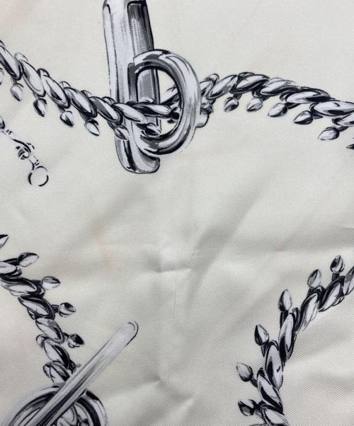 BURBERRY（バーバリー）BURBERRY (バーバリー) KNIGHT HARDWEAR SILK SCARF ホワイト×ブルーの古着・服飾アイテム