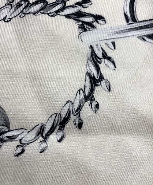 BURBERRY（バーバリー）BURBERRY (バーバリー) KNIGHT HARDWEAR SILK SCARF ホワイト×ブルーの古着・服飾アイテム