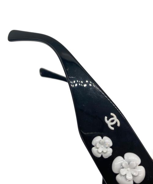 CHANEL（シャネル）CHANEL (シャネル) カメリア サングラス ブラック サイズ:56□16 130の古着・服飾アイテム