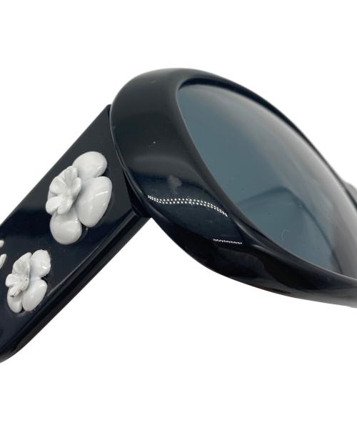 CHANEL（シャネル）CHANEL (シャネル) カメリア サングラス ブラック サイズ:56□16 130の古着・服飾アイテム