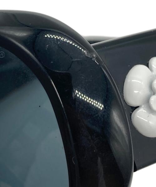 CHANEL（シャネル）CHANEL (シャネル) カメリア サングラス ブラック サイズ:56□16 130の古着・服飾アイテム