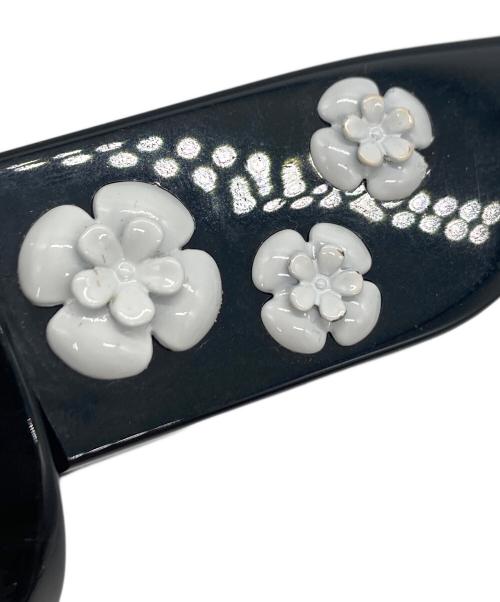 CHANEL（シャネル）CHANEL (シャネル) カメリア サングラス ブラック サイズ:56□16 130の古着・服飾アイテム