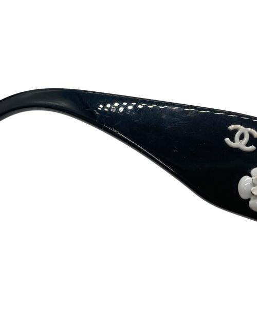 CHANEL（シャネル）CHANEL (シャネル) カメリア サングラス ブラック サイズ:56□16 130の古着・服飾アイテム