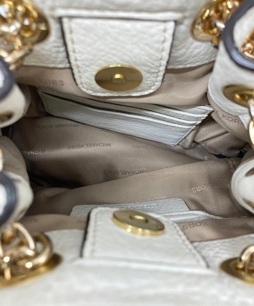MICHAEL KORS（マイケル・コース）MICHAEL KORS (マイケル・コース) チェーンショルダーバッグ ホワイト サイズ:実寸サイズをご参照下さい。の古着・服飾アイテム