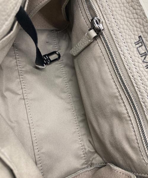 TUMI（トゥミ）TUMI (トゥミ) Kerrie Crossbody/ケリークロスボディバッグ ベージュの古着・服飾アイテム