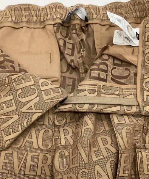 VERSACE（ヴェルサーチェ）VERSACE (ヴェルサーチェ) ヴェルサーチェ オールオーバー カーゴ パンツ ベージュ サイズ:SIZE 50の古着・服飾アイテム