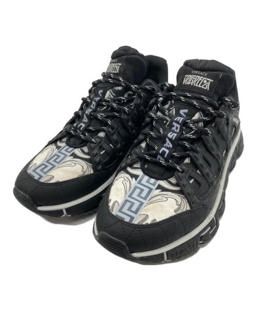 VERSACE（ヴェルサーチェ）VERSACE (ヴェルサーチェ) トライグレカスニーカー ブラック×ホワイト サイズ:SIZE 41の古着・服飾アイテム