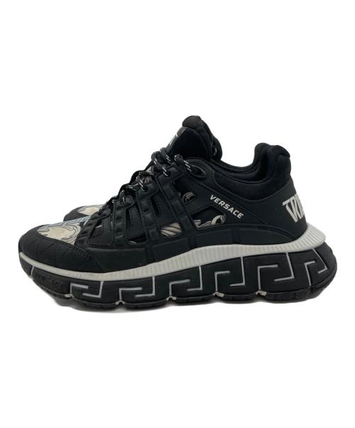 VERSACE（ヴェルサーチェ）VERSACE (ヴェルサーチェ) トライグレカスニーカー ブラック×ホワイト サイズ:SIZE 41の古着・服飾アイテム