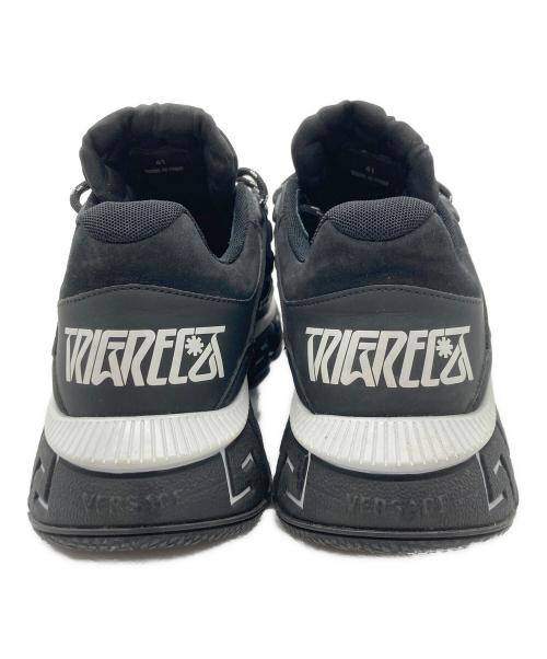 VERSACE（ヴェルサーチェ）VERSACE (ヴェルサーチェ) トライグレカスニーカー ブラック×ホワイト サイズ:SIZE 41の古着・服飾アイテム